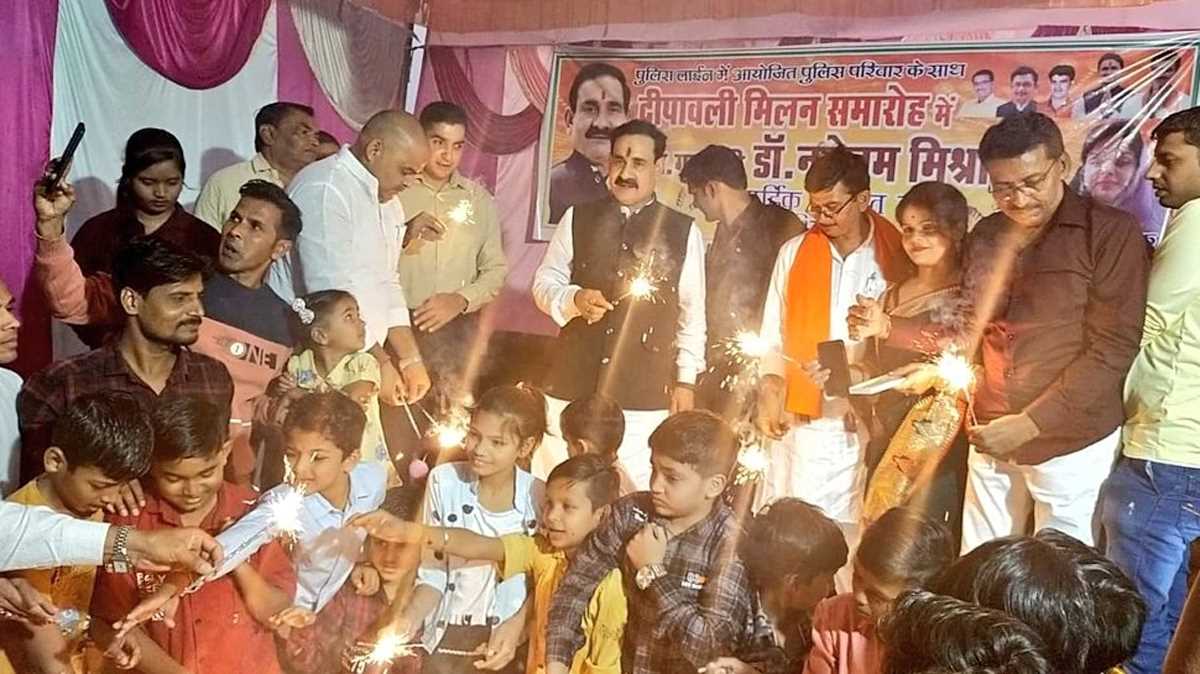 पुलिस परिवार के साथ गृहमंत्री नरोत्तम मिश्रा ने मनाई दिवाली